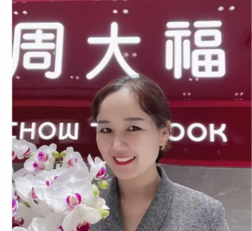 盐城周大福金店一拖三事件完整版视频-射阳门店突发一拖三-周大福一拖三全记录与完整版视频看全集