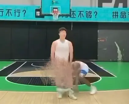 《牛教练的裤子》1080P高清播放-黑哥不讲武德偷袭裤子名场面-《牛教练的裤子》牛教练追黑哥谁犯规