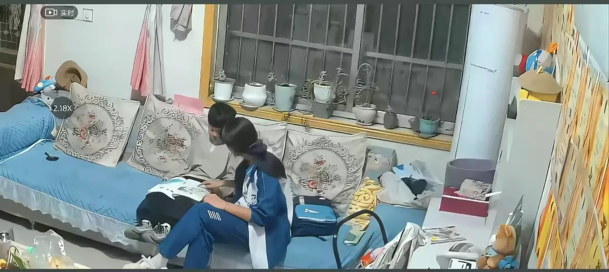 《来自姐姐的爱》无删减完整版在线播放-全集影院高清正片免费观看-姐姐管教弟弟真实瞬间暖心日常-来自姐姐的爱带你直击监控下辅导作业名场面